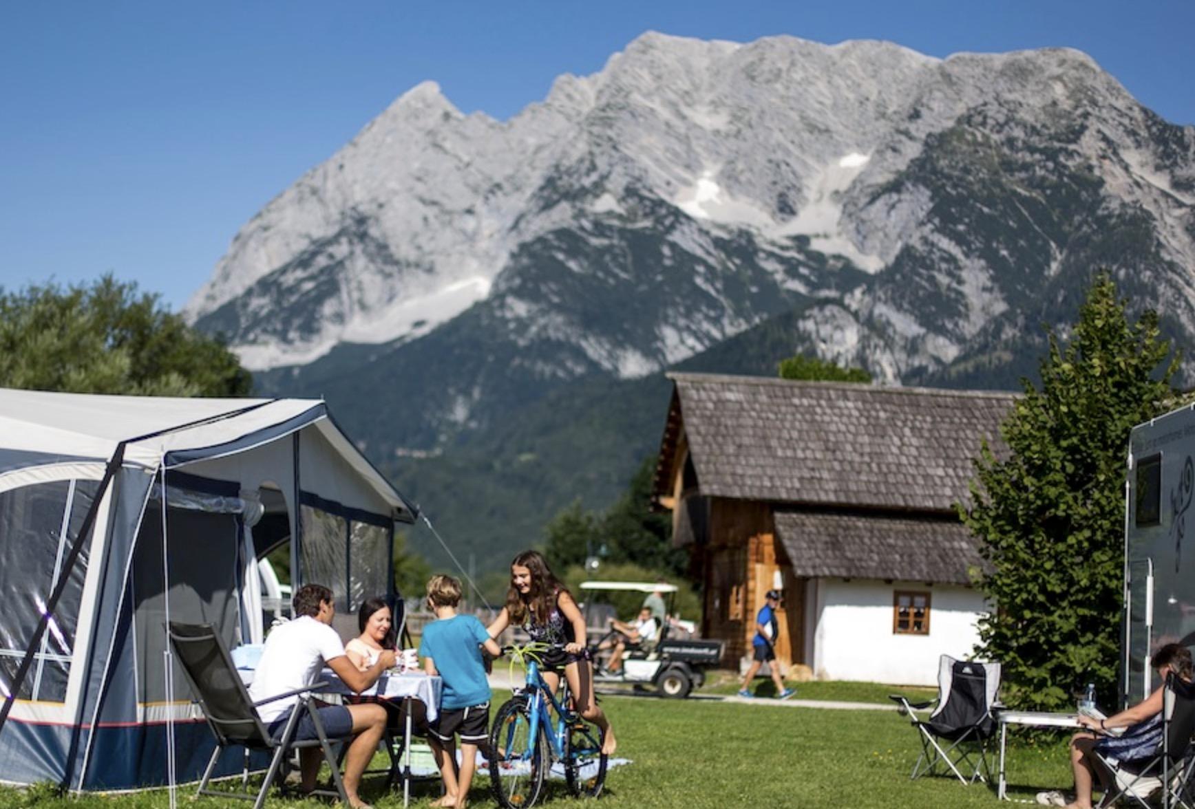 Zeltplaats op het weiland zonder stroom