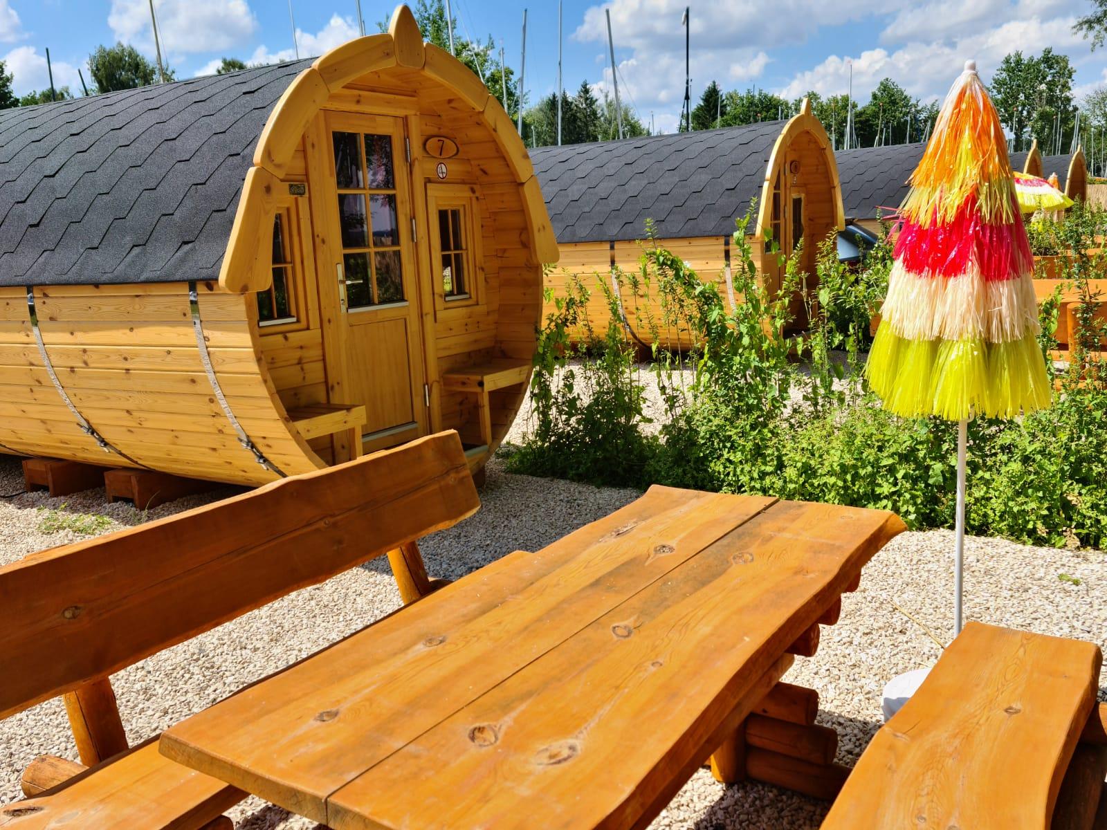 Schlaffass direkt am See für 2 Erwachsene und 2 Kinder