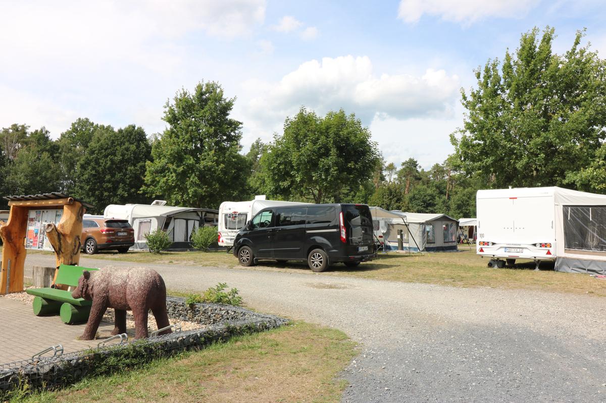Komfort-Stellplatz 100-120qm für Wohnmobile und Wohnwagen