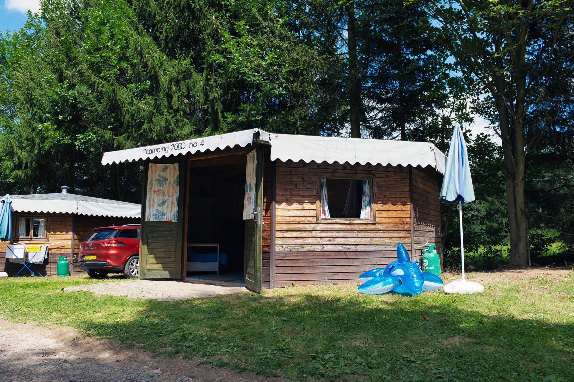 Accogliente cabina da campeggio, senza servizi igienici privati