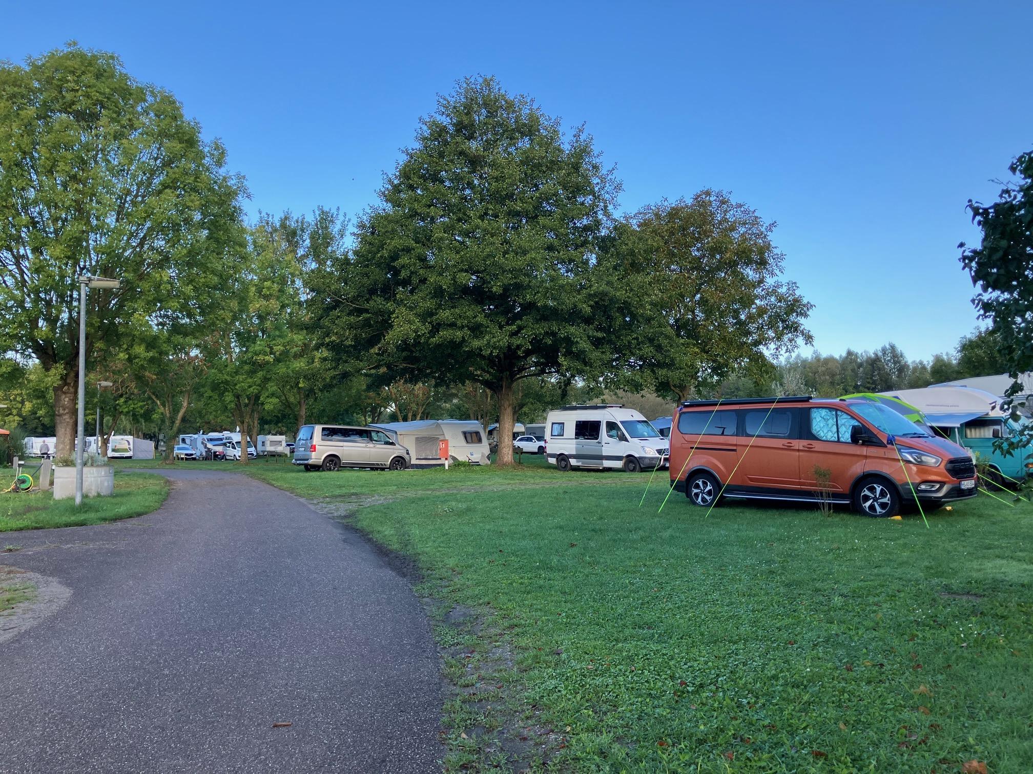 Emplacement SMALL jusqu'à 55 mètres carrés et véhicule d'une longueur maximale de 7 m (Camping-car)