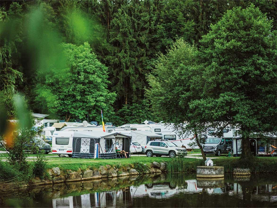 Emplacement confort près de l'étang uniquement pour caravanes