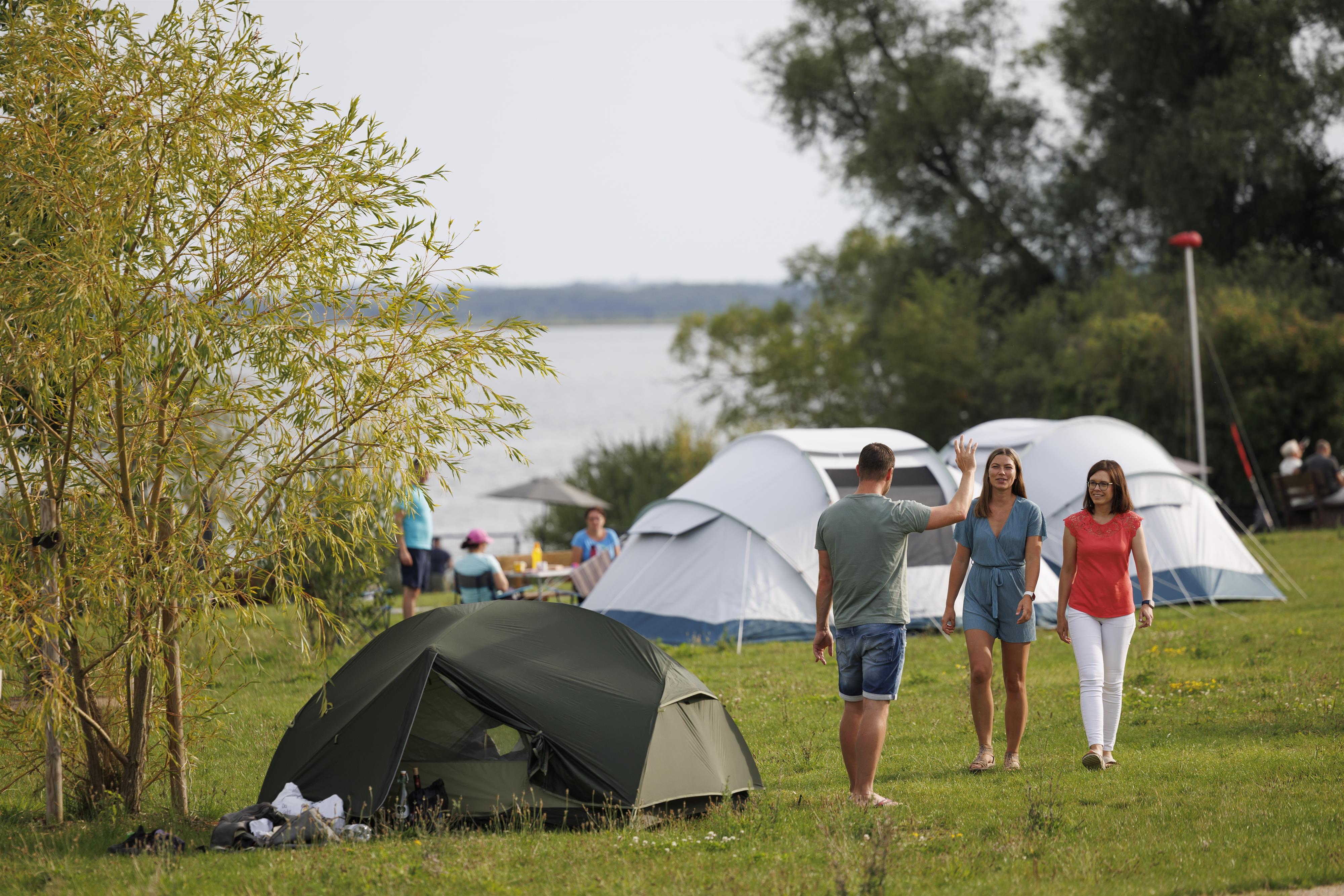 Zeltwiese mit Seeblick