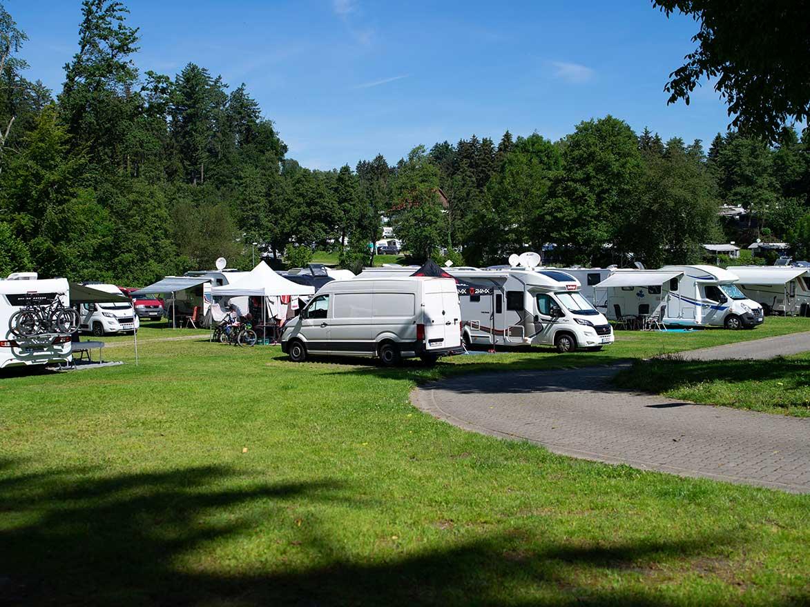 Emplacement confort en bordure de forêt pour camping-cars jusqu'à 8m de longueur