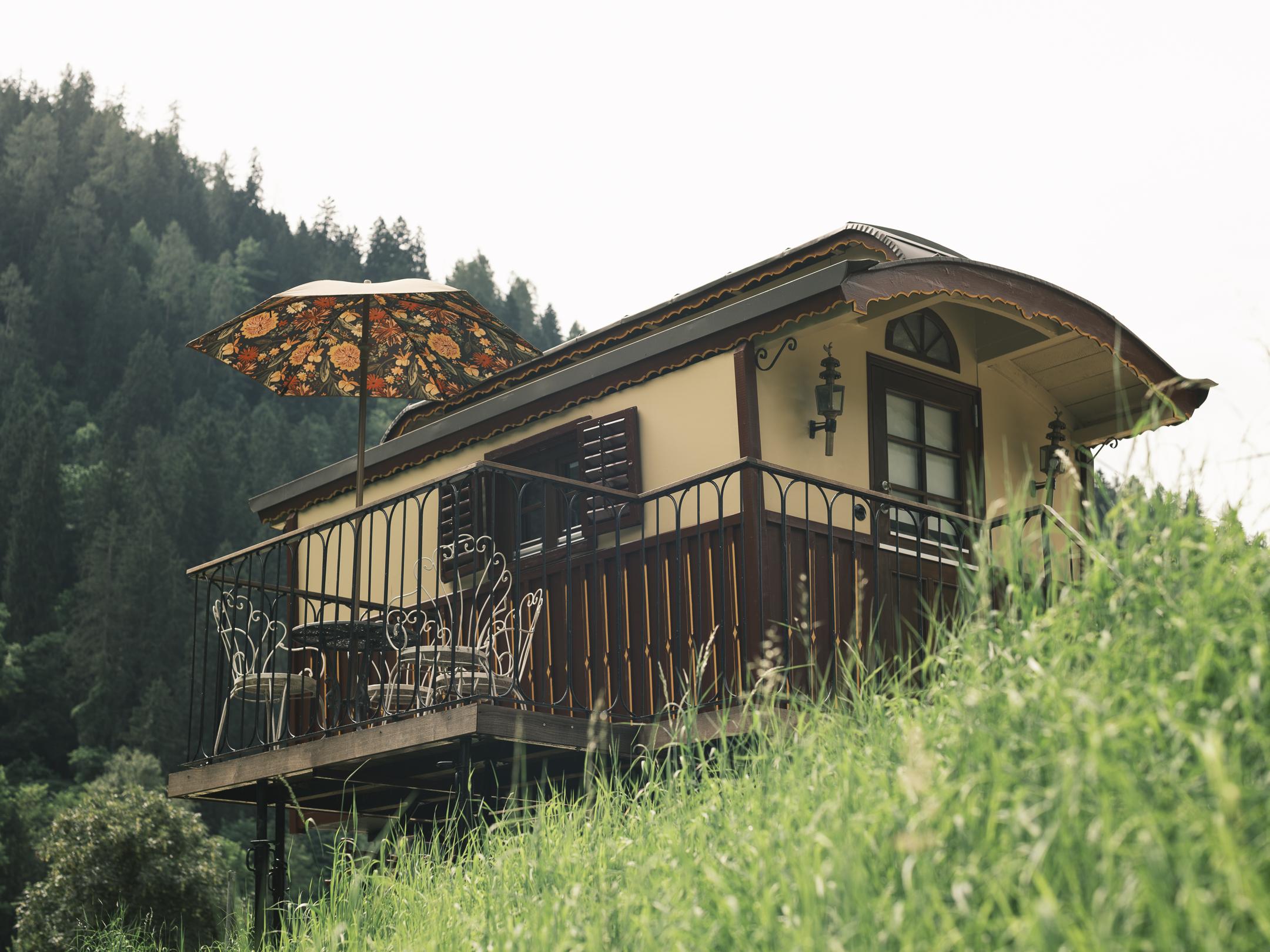 Glamping Wagon "Rubinia" für 3 Personen, mit kleiner Terrasse