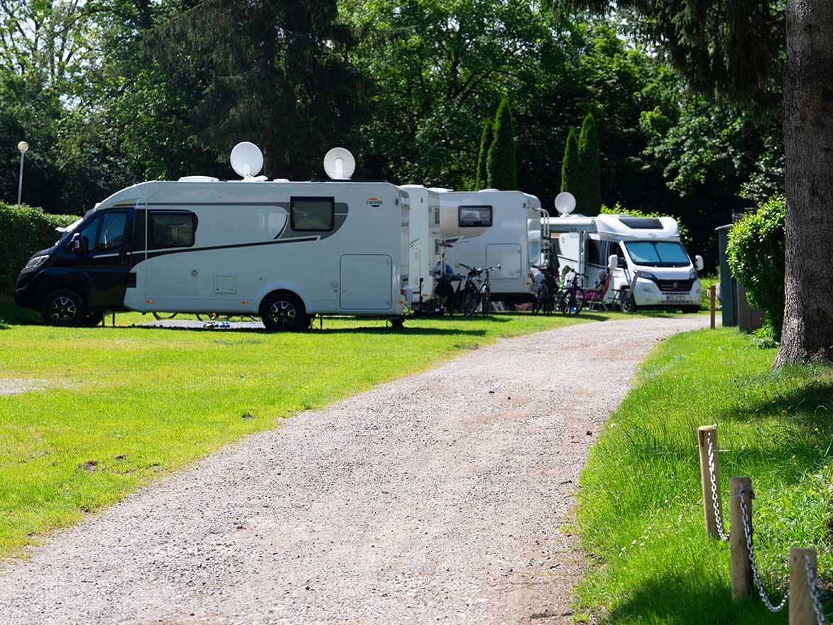 Emplacement standard pour camping-car / caravane jusqu'à 7,5 m de longueur