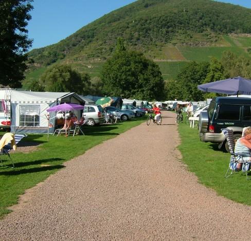 Emplacement M - superficie entre 60 et 80 m², pour petits véhicules de camping