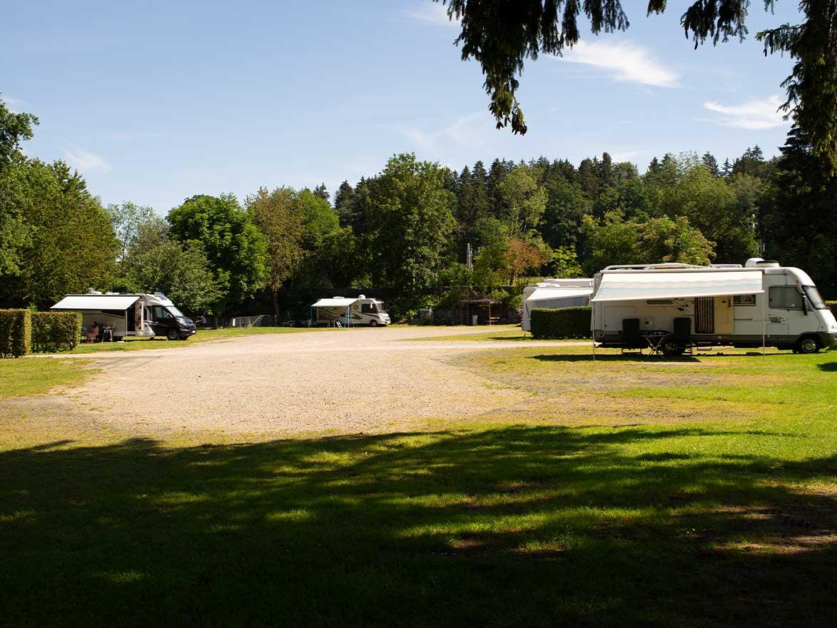 Emplacement confort à la réception pour camping-cars jusqu'à 12 m de longueur