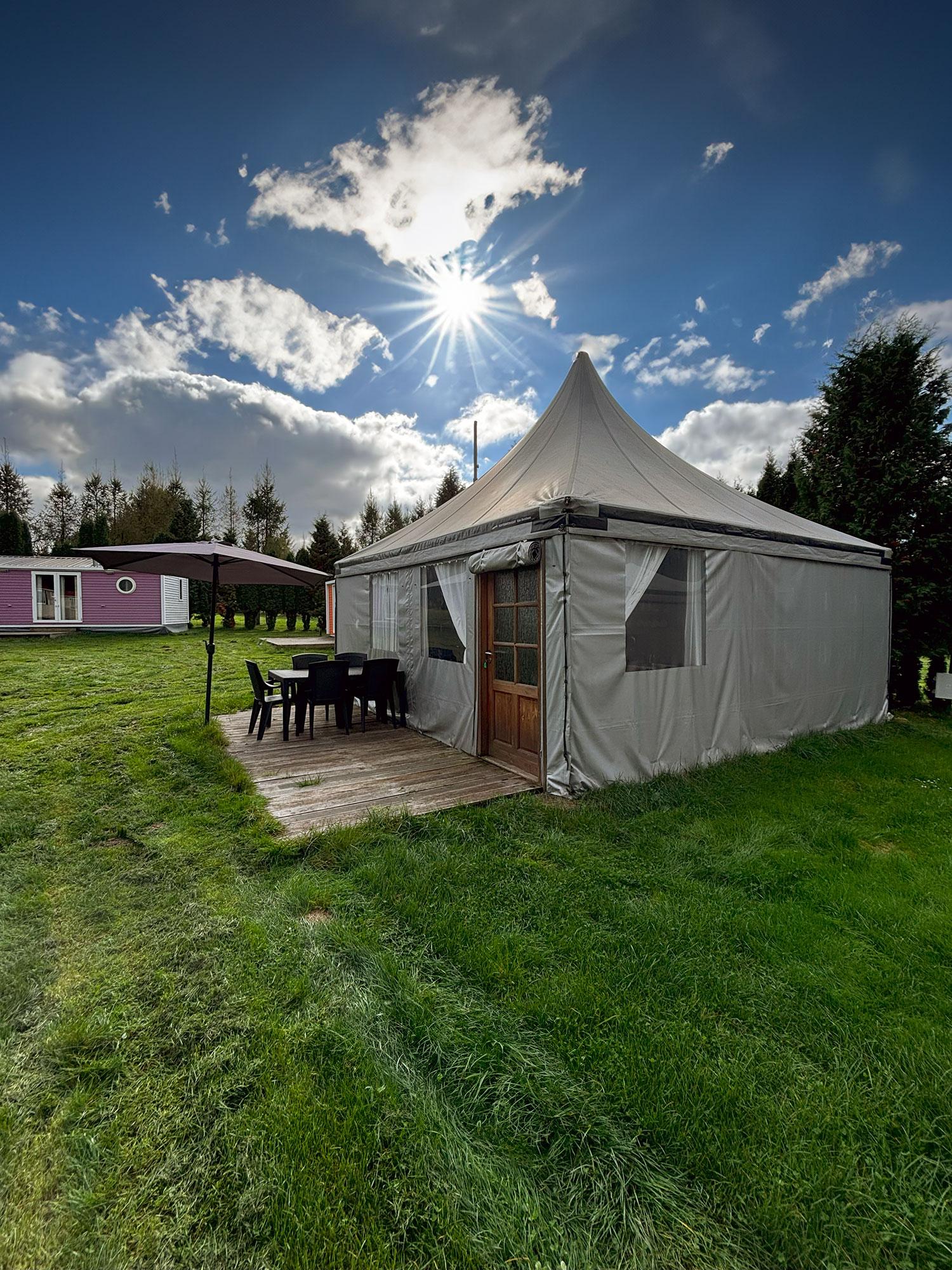 Tenda di lusso con cucina e bagno