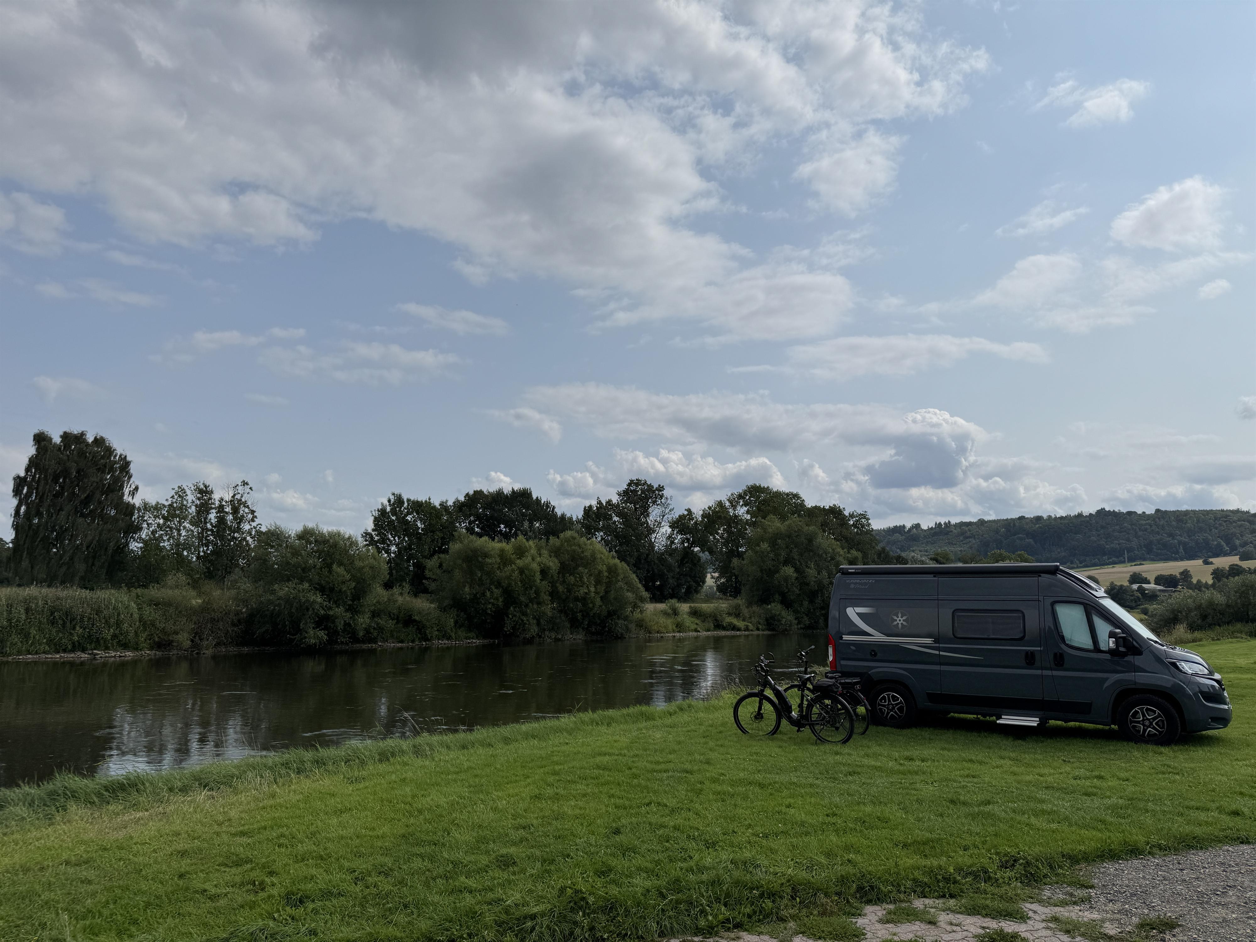 Posto auto sulla riva del fiume Weser per camper o roulotte