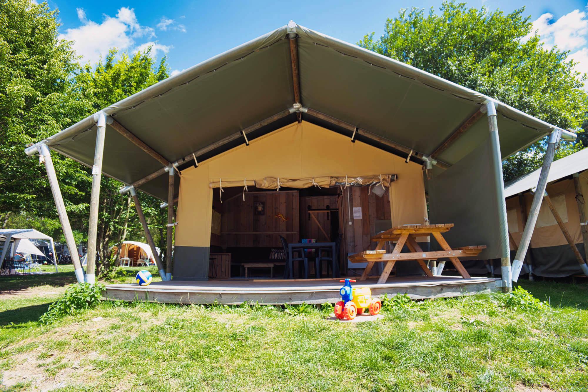 Tenda safari XXL con cucina e bagno privati