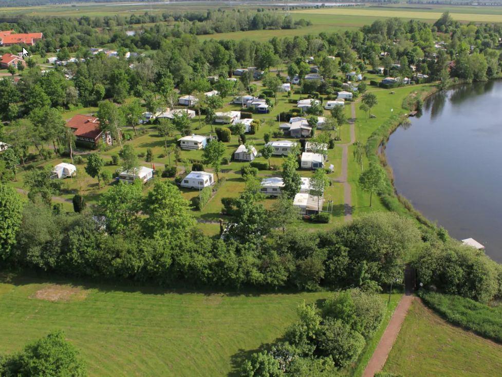 Stellplatz in der 1. Reihe mit Seeblick und Strom