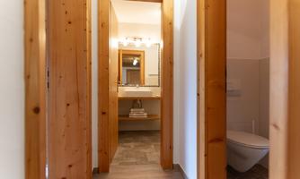 In the Planai apartment, the bathroom and the toilet are separate.