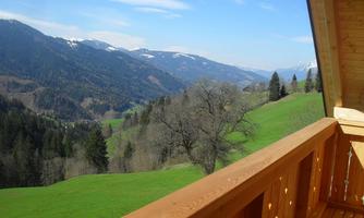 A beautiful view of green meadows and mountains. The landscape is peaceful and invites relaxation.