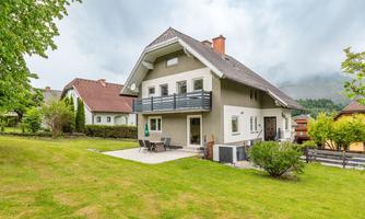 A modern house with a beautiful garden. The surroundings are green and invite relaxation.