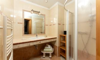 The apartment Linda features two separate bathrooms.