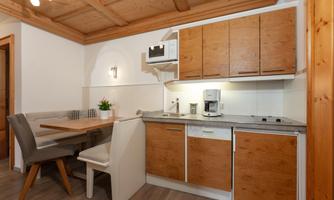 The kitchen in the apartment Planai is equipped with a dishwasher, stove, coffee maker, pots, cutlery, dishes, and much more.