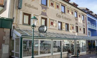 A historical building with a colorful facade and large windows. The restaurant "Erl's" is visible on the ground floor.
