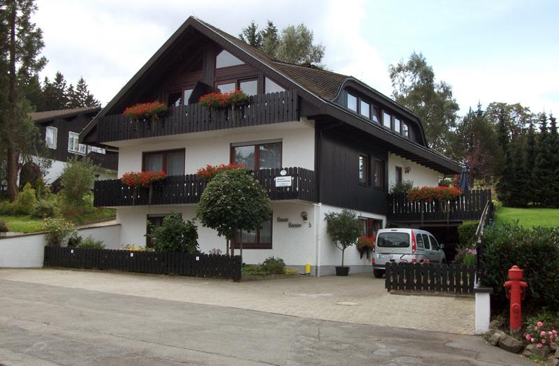 Haus vorn Sommer 2