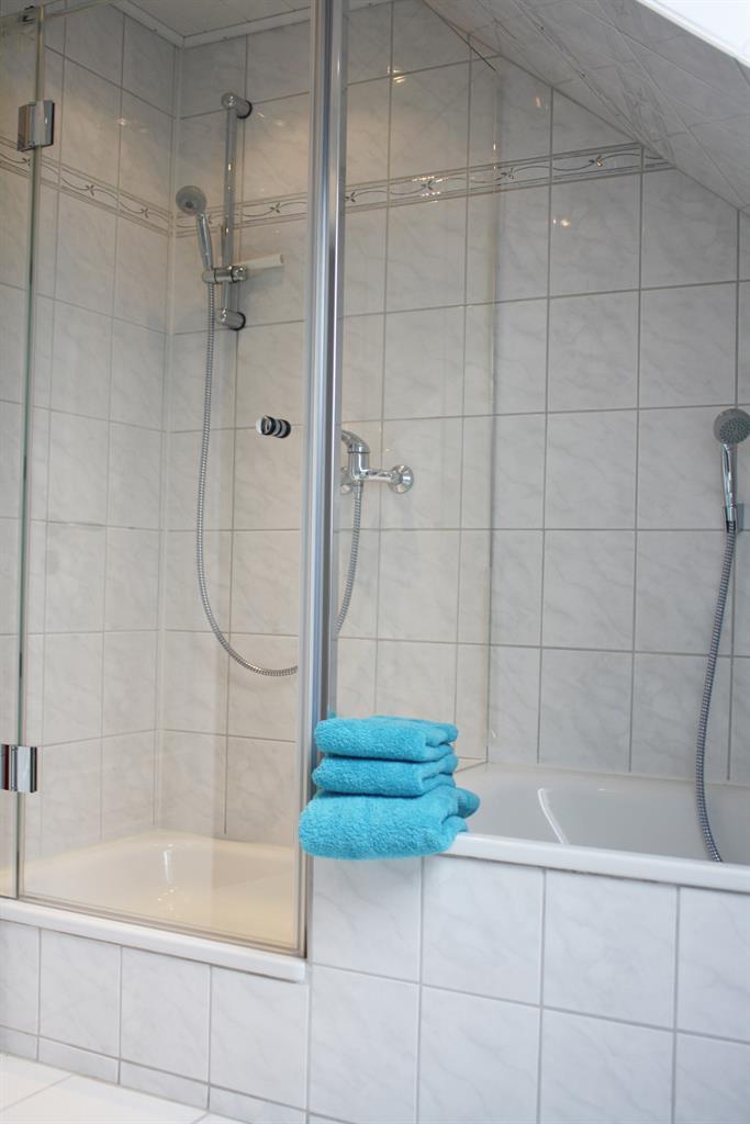 Dusche und Wanne