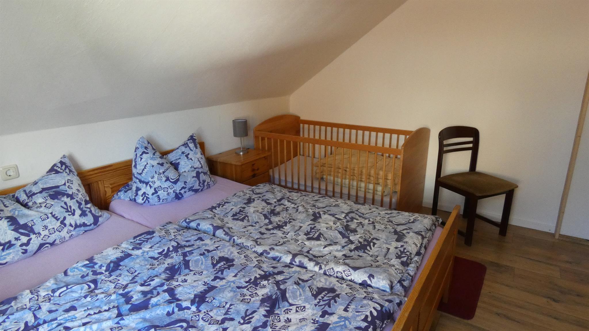 FeWo 2 Schlafzimmer 2 mit Kinderbett