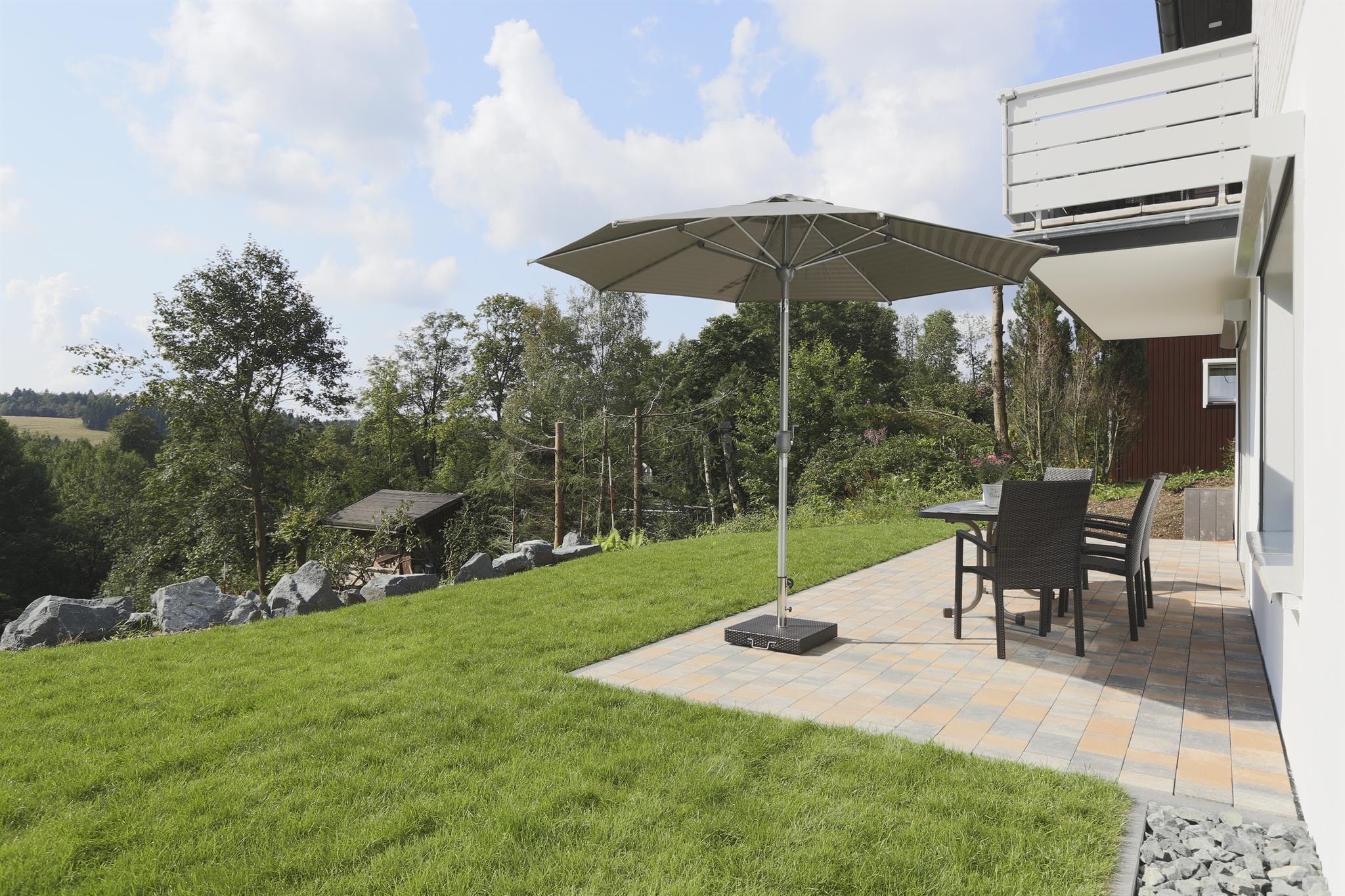 Terrasse Arnika mit Gartenmöbeln