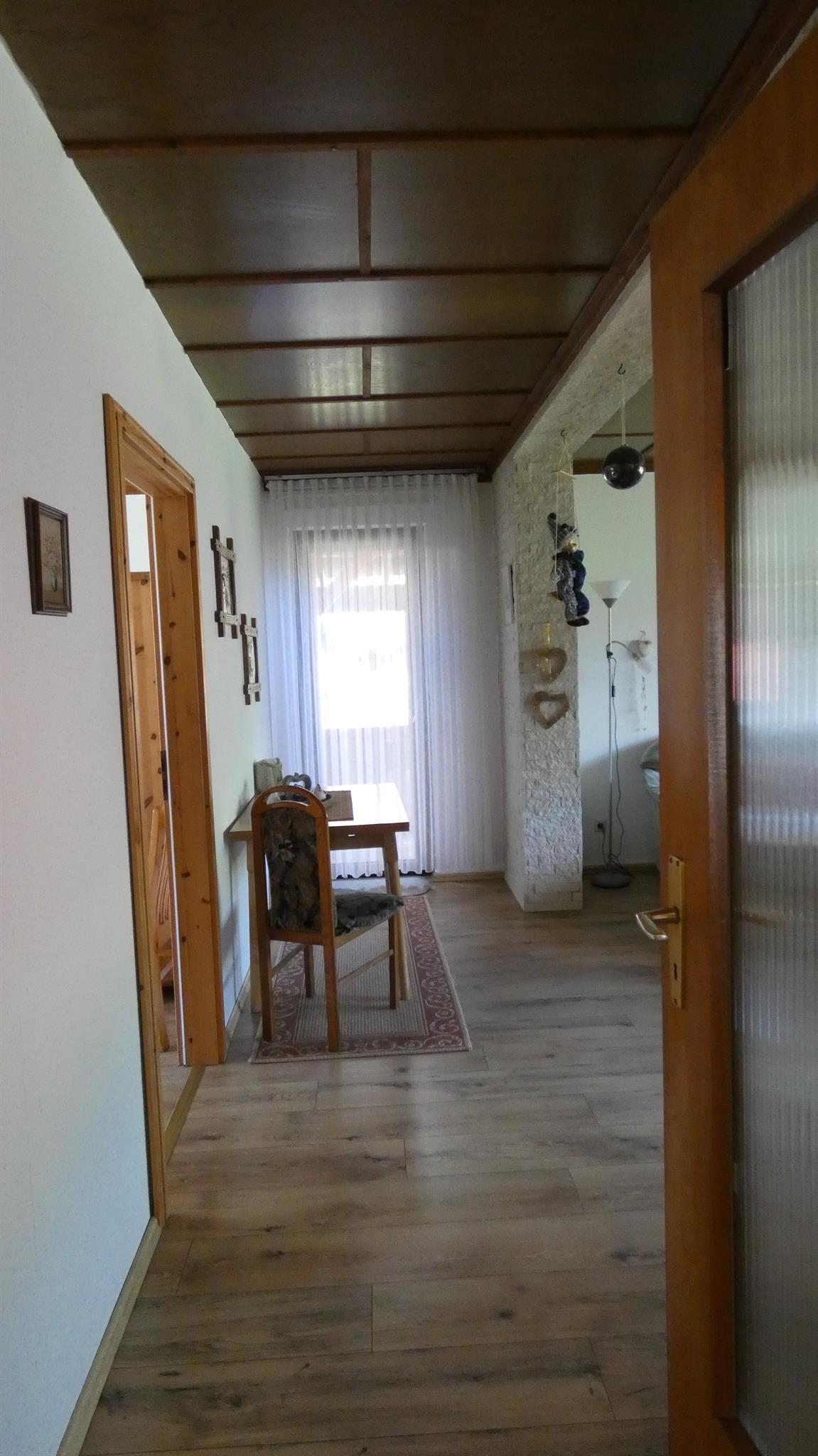 FeWo 1 Blick vom Flur ins Wohnzimmer