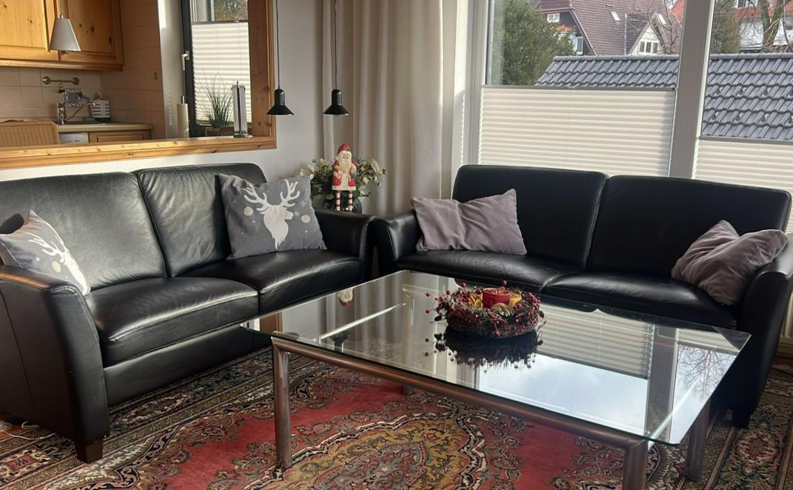 Wohnzimmer mit Blick in Küche