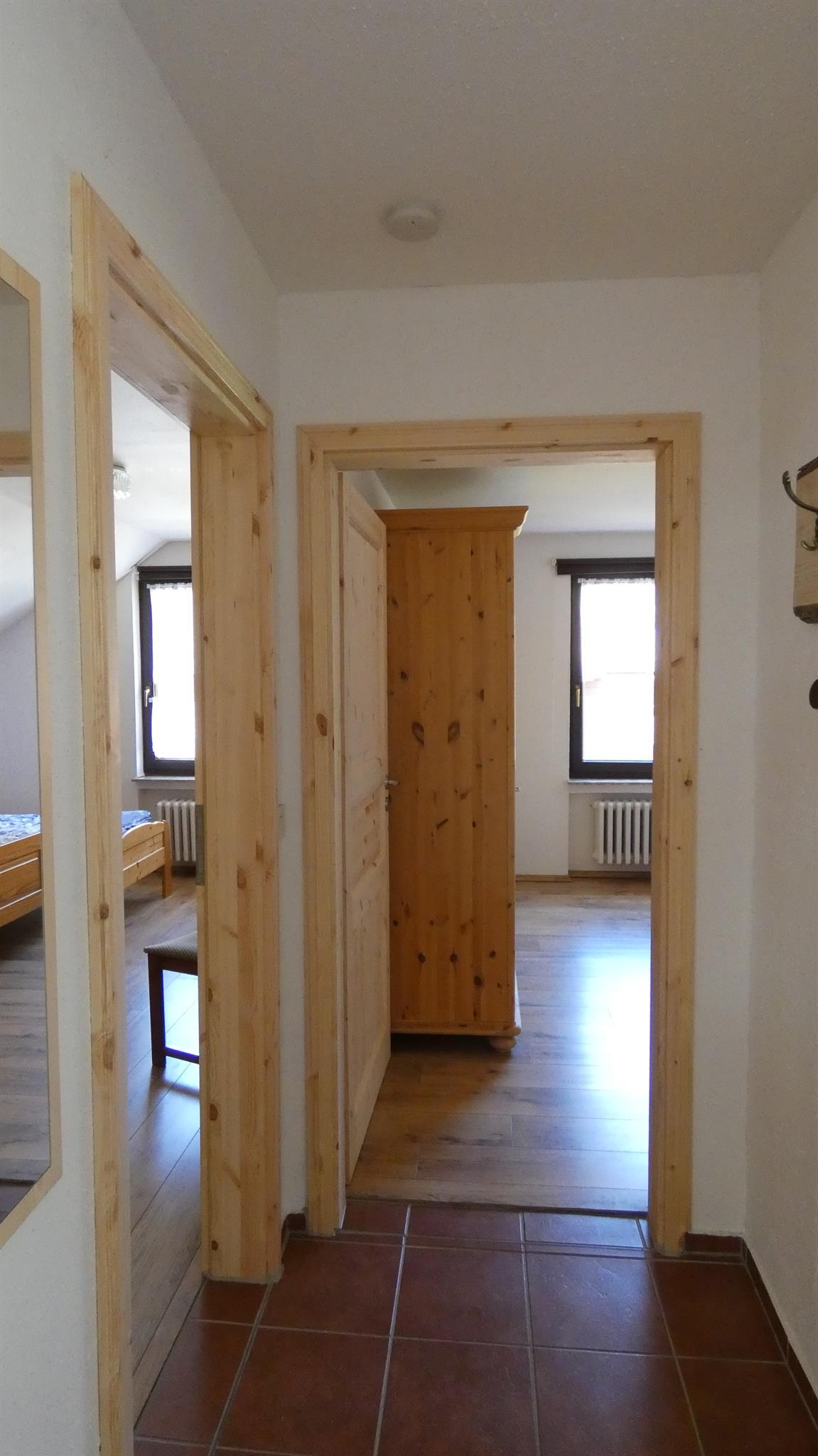 Flur mit Blick auf beide Schlafzimmer
