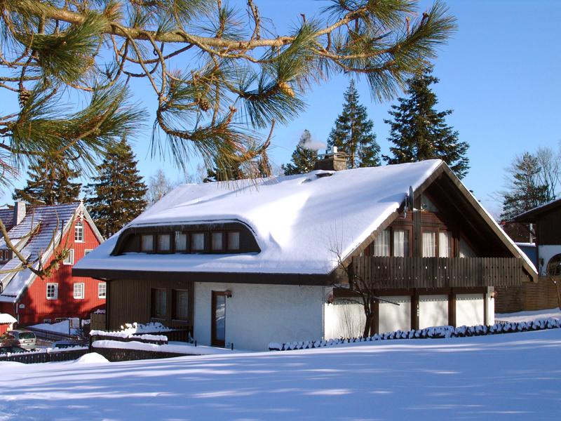 Haus hinten im Schnee