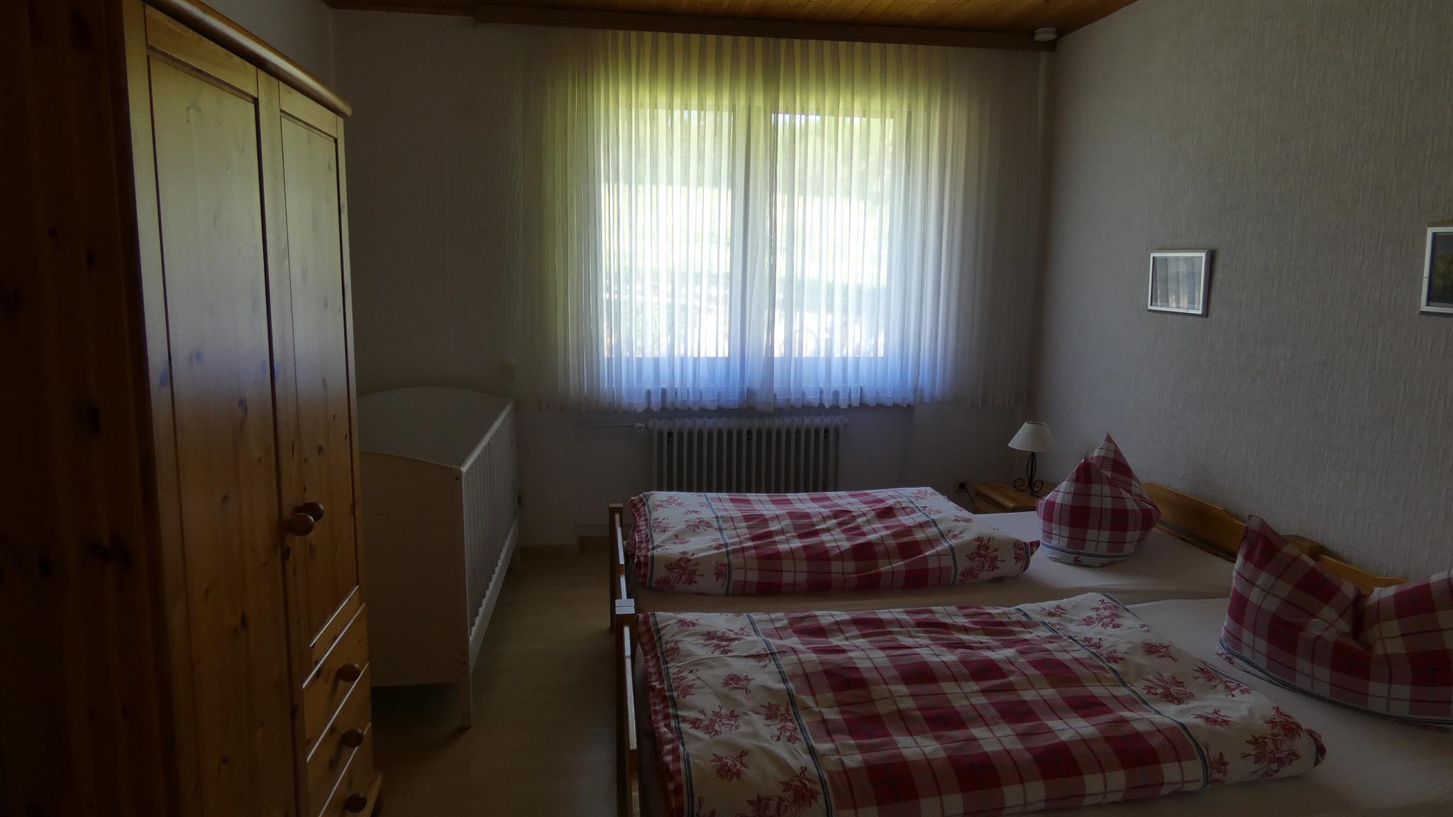 FeWo 1 Schlafzimmer 3 mit Kinderbett