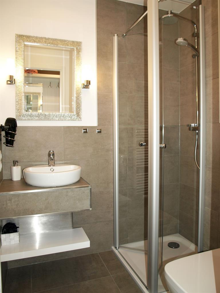 Das moderne Bad mit Regendusche