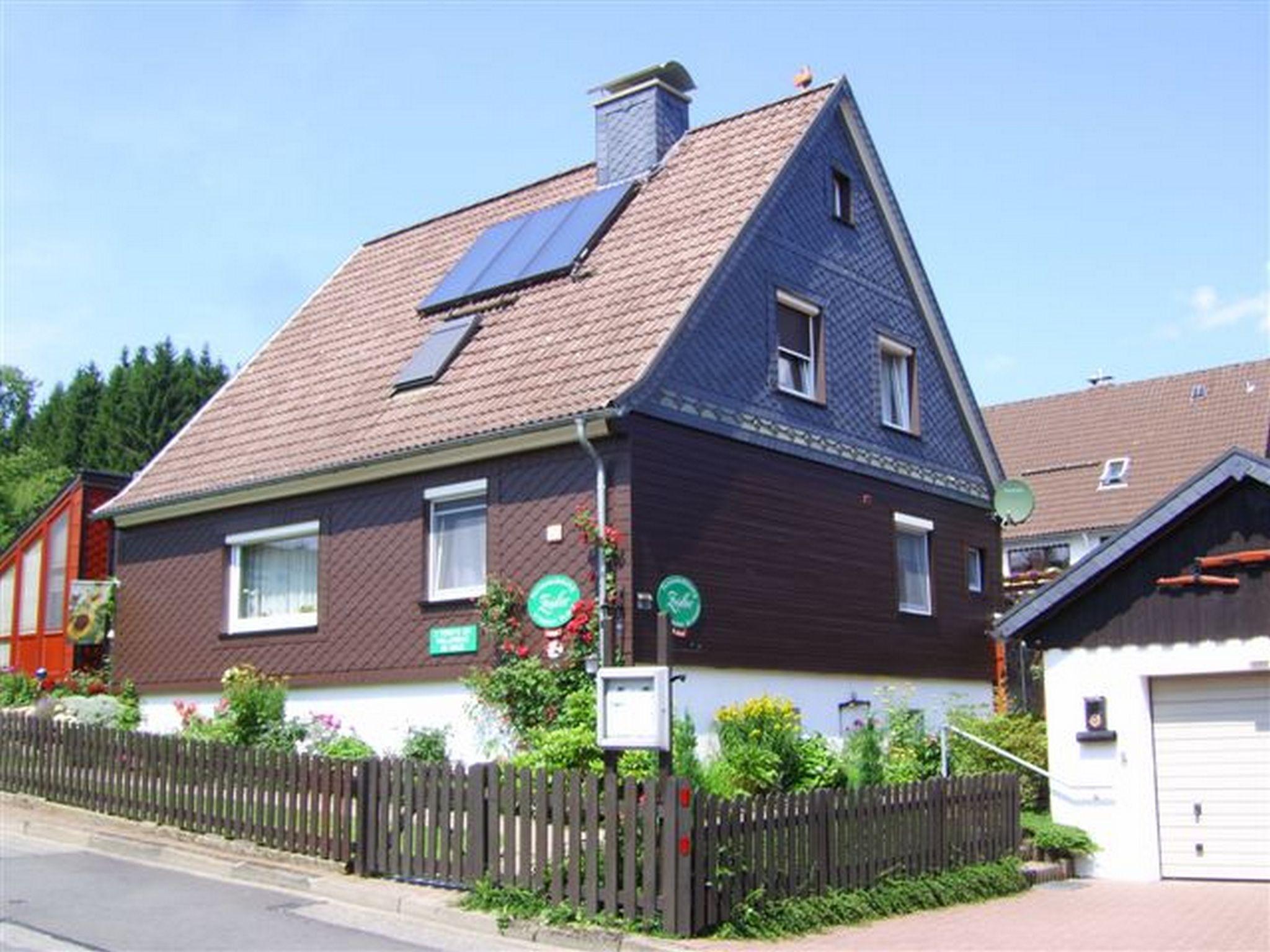 Straßenansicht m. Parkplatz