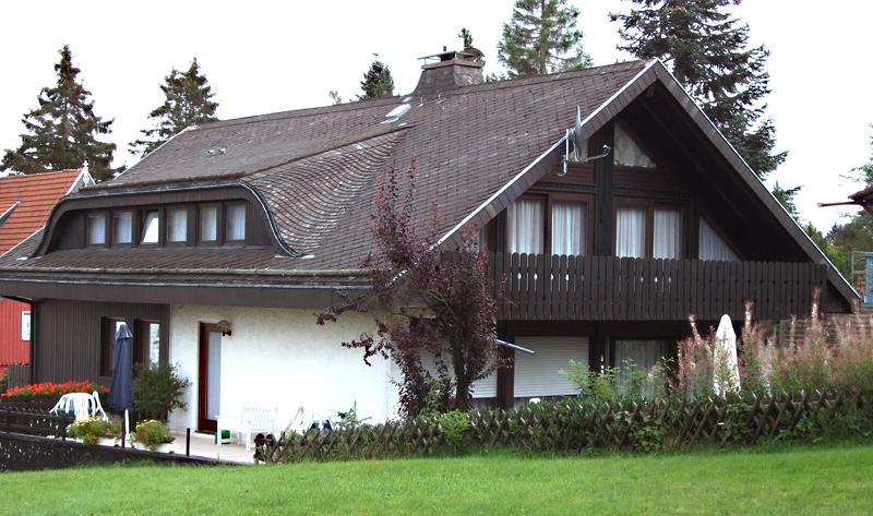 Haus hinten im Sommer