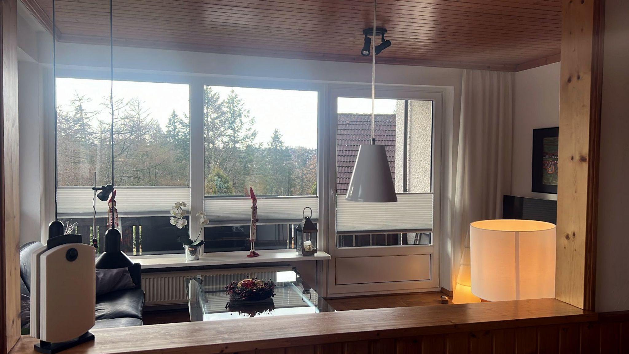 Von der Küche Blick ins Wohnzimmer
