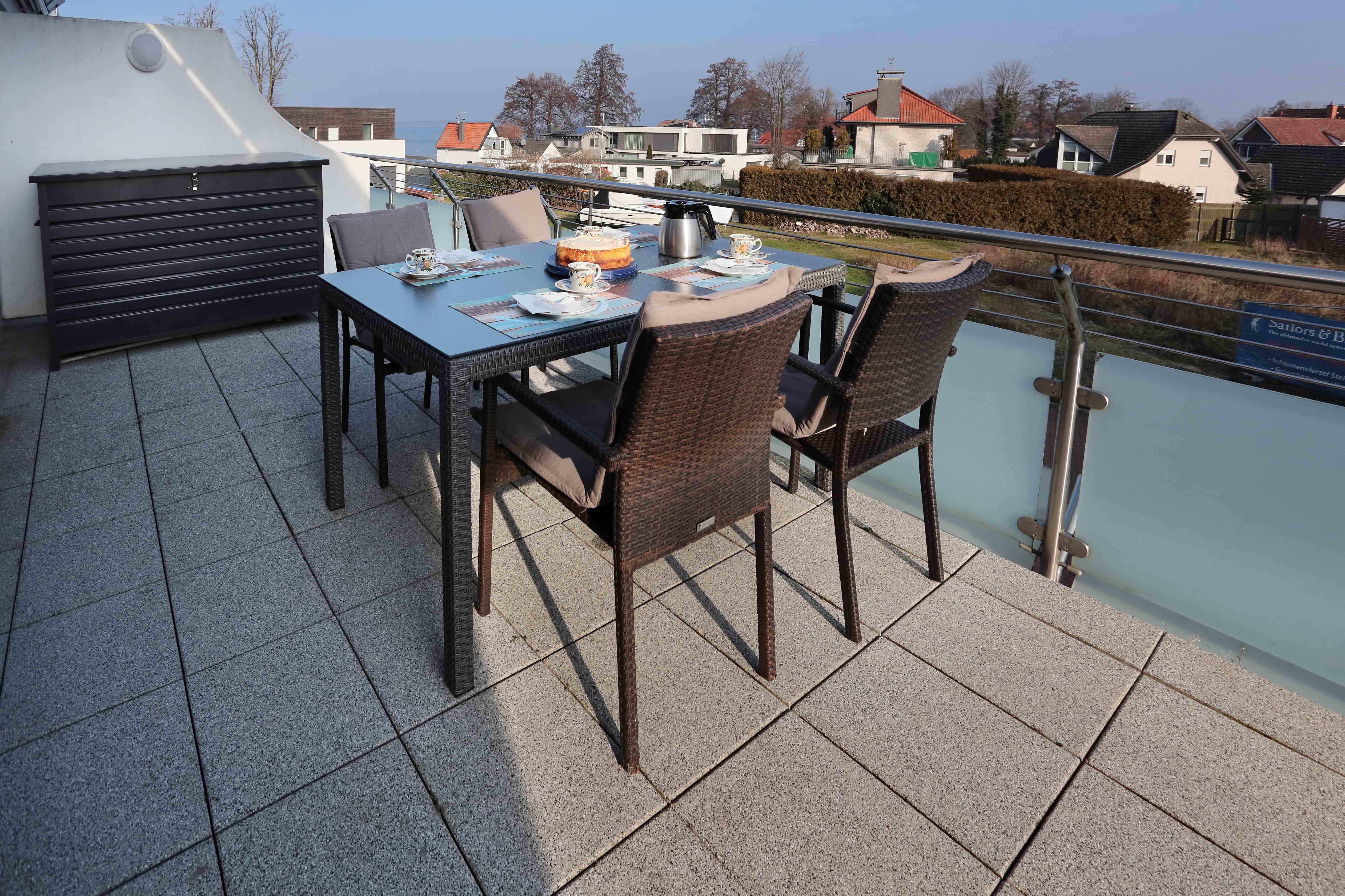 Balkon mit seitlichen Meerblick