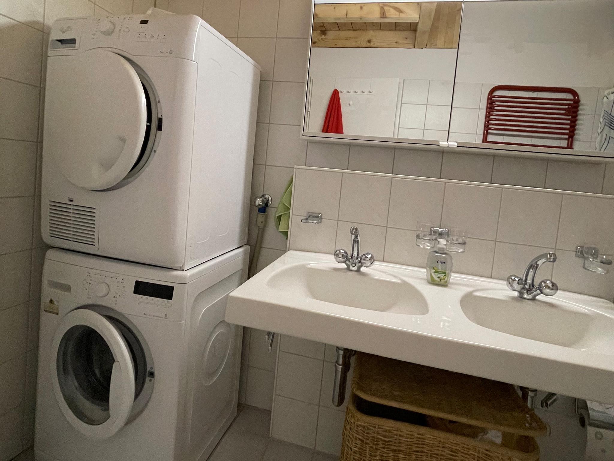 Badezimmer mit Waschmaschine Badezimmer mit Waschmaschine