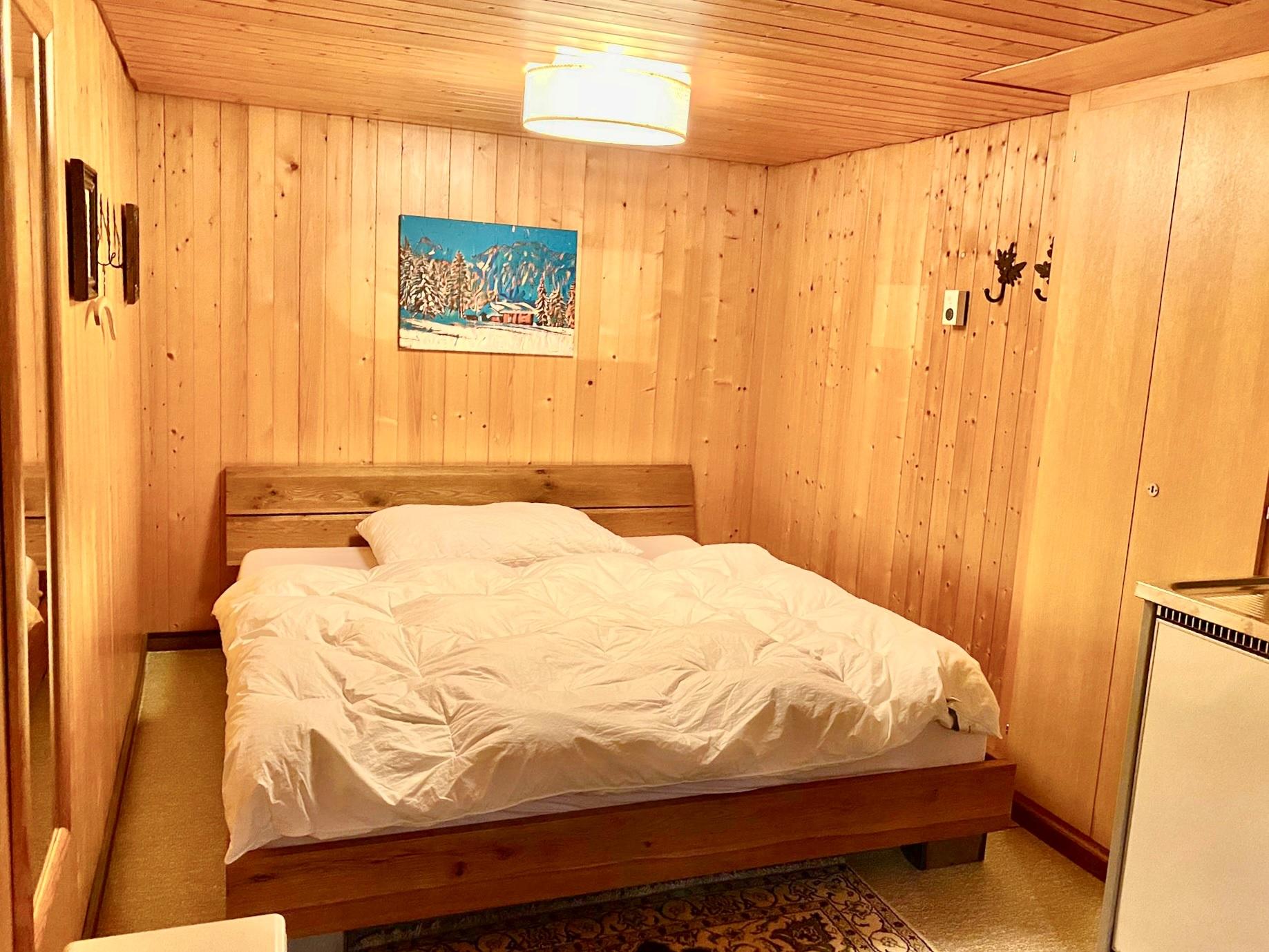 Doppelbett im Wohn-Schlafzimmer im EG Doppelbett im Wohn-Schlafzimmer im EG