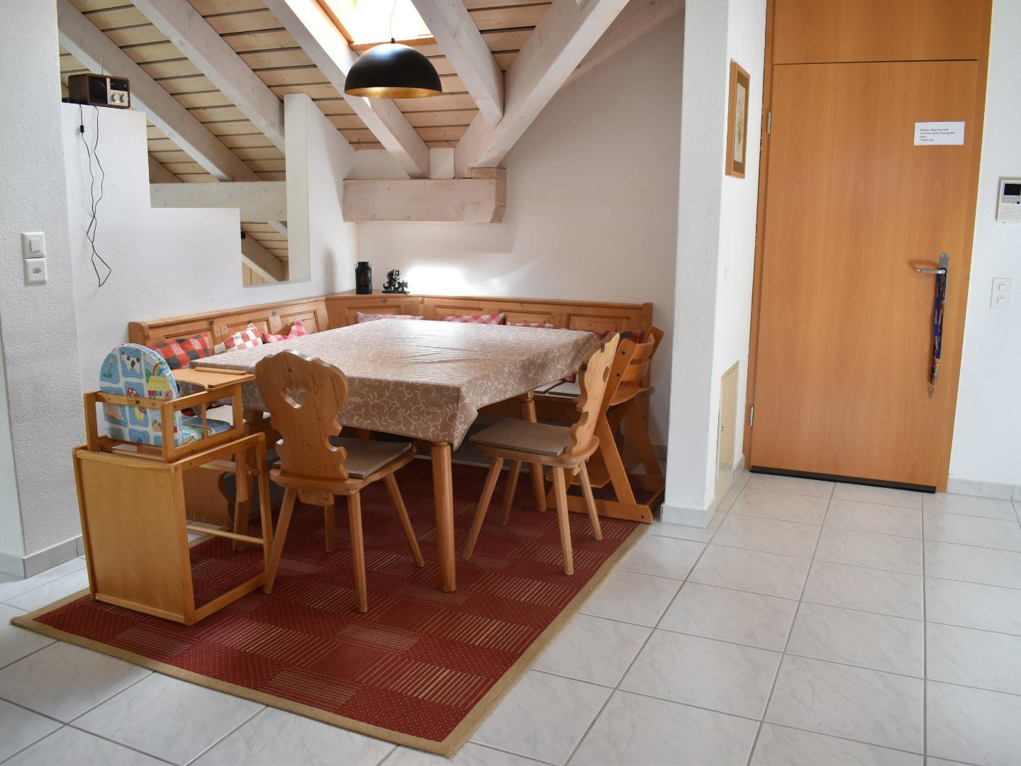 Esstisch mit Babysitz Esstisch mit Babysitz