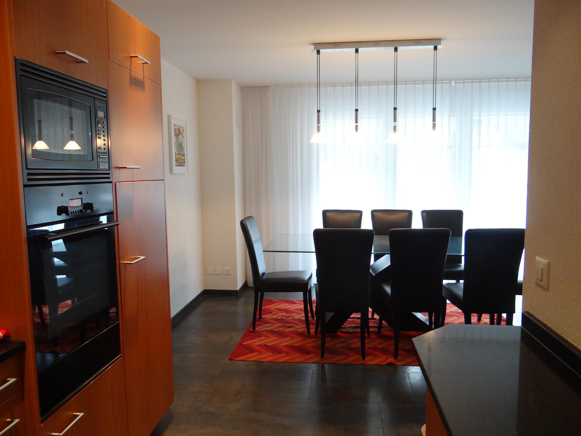 Küche mit Blick Richtung Esstisch Küche mit Blick Richtung Esstisch