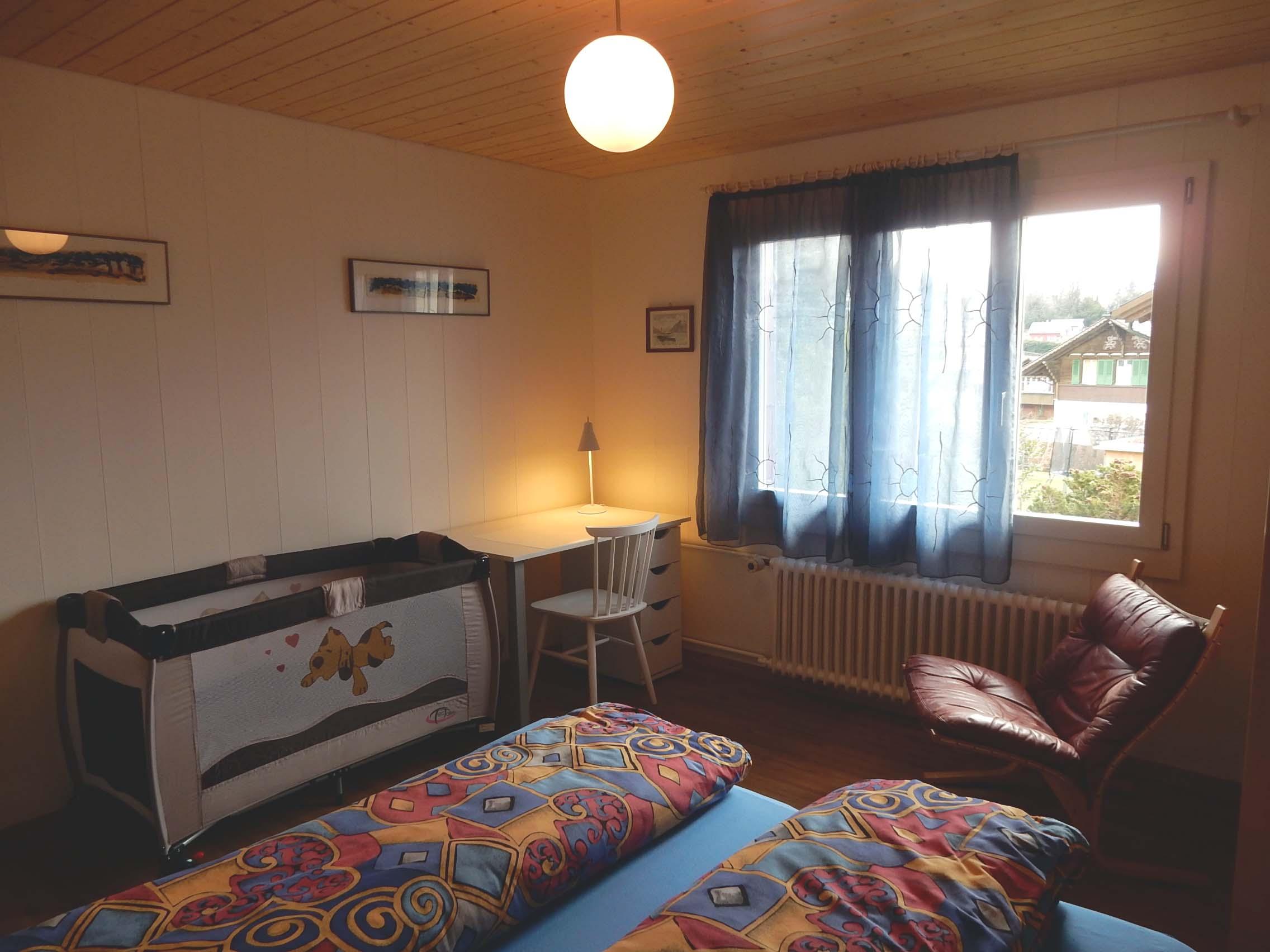 Schlafzimmer mit Kinderbett Schlafzimmer mit Kinderbett