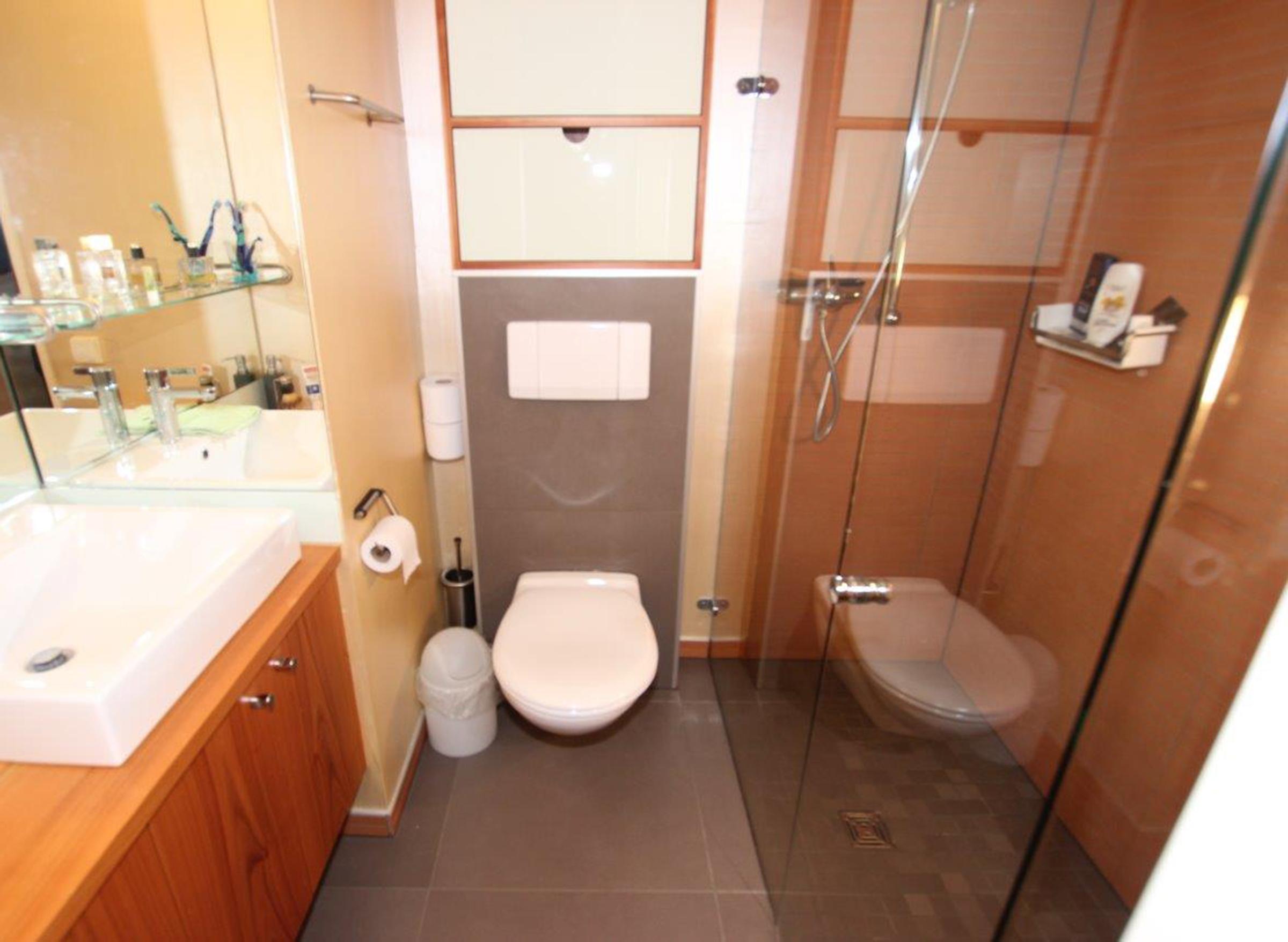 Badezimmer mit Dusche im EG Badezimmer mit Dusche im EG