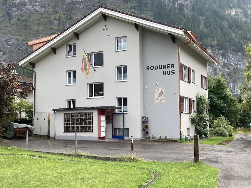 Rodunerhus Nordseite mit Parkplatz Rodunerhus Nordseite mit Parkplatz