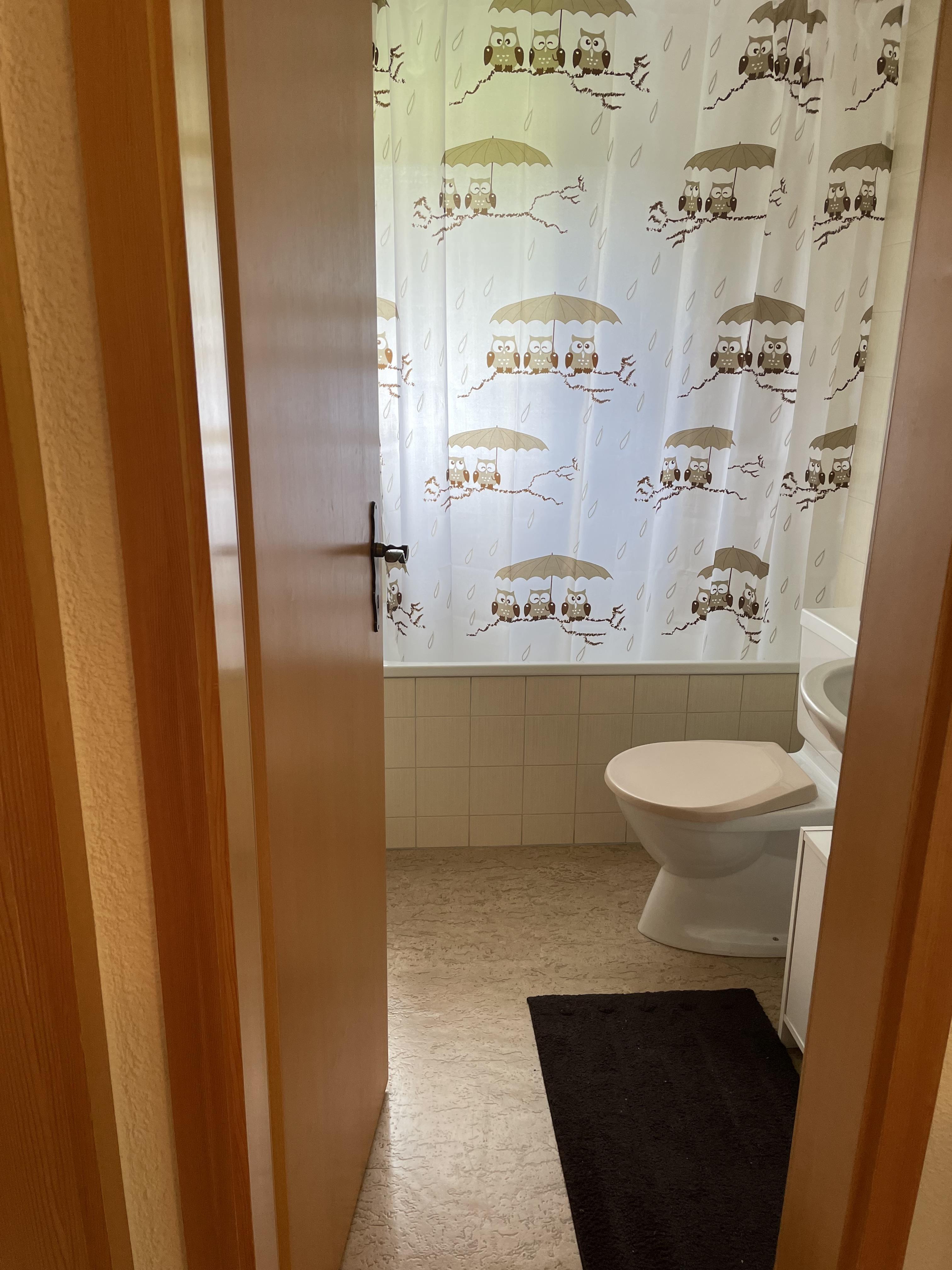 Badezimmer mit Dusche/Badewanne 1 Badezimmer mit Dusche/Badewanne 1