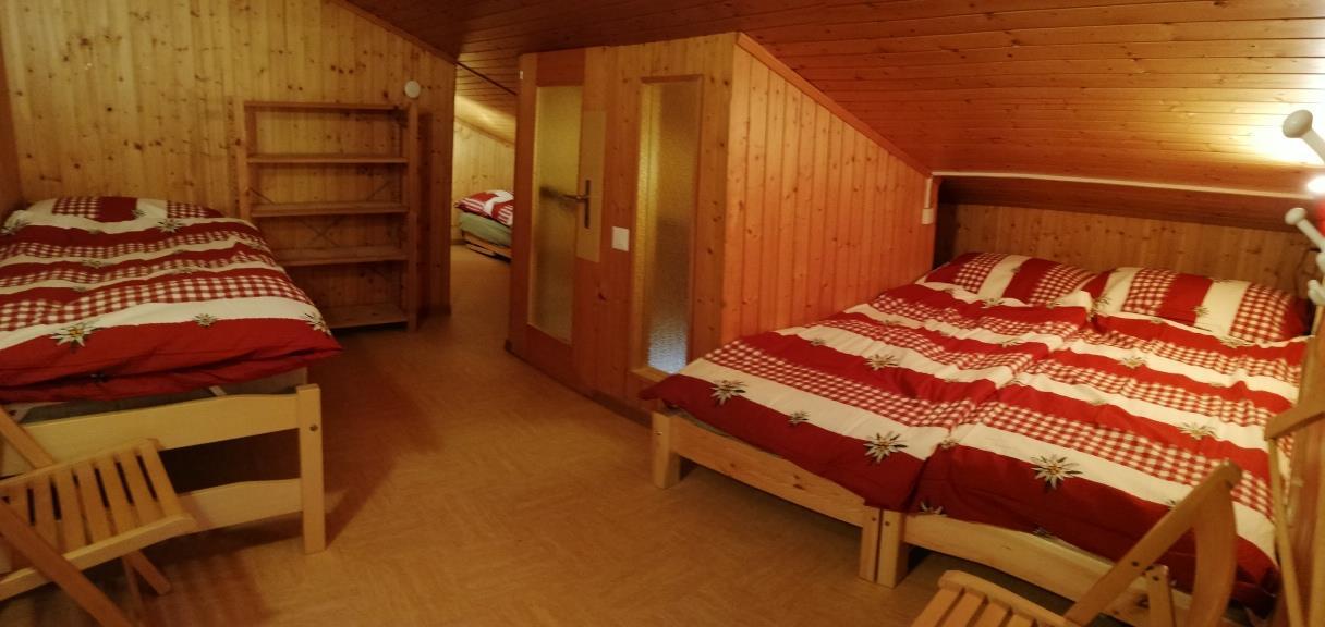 Dachstock mit 4 einzelnen Betten Dachstock mit 4 einzelnen Betten