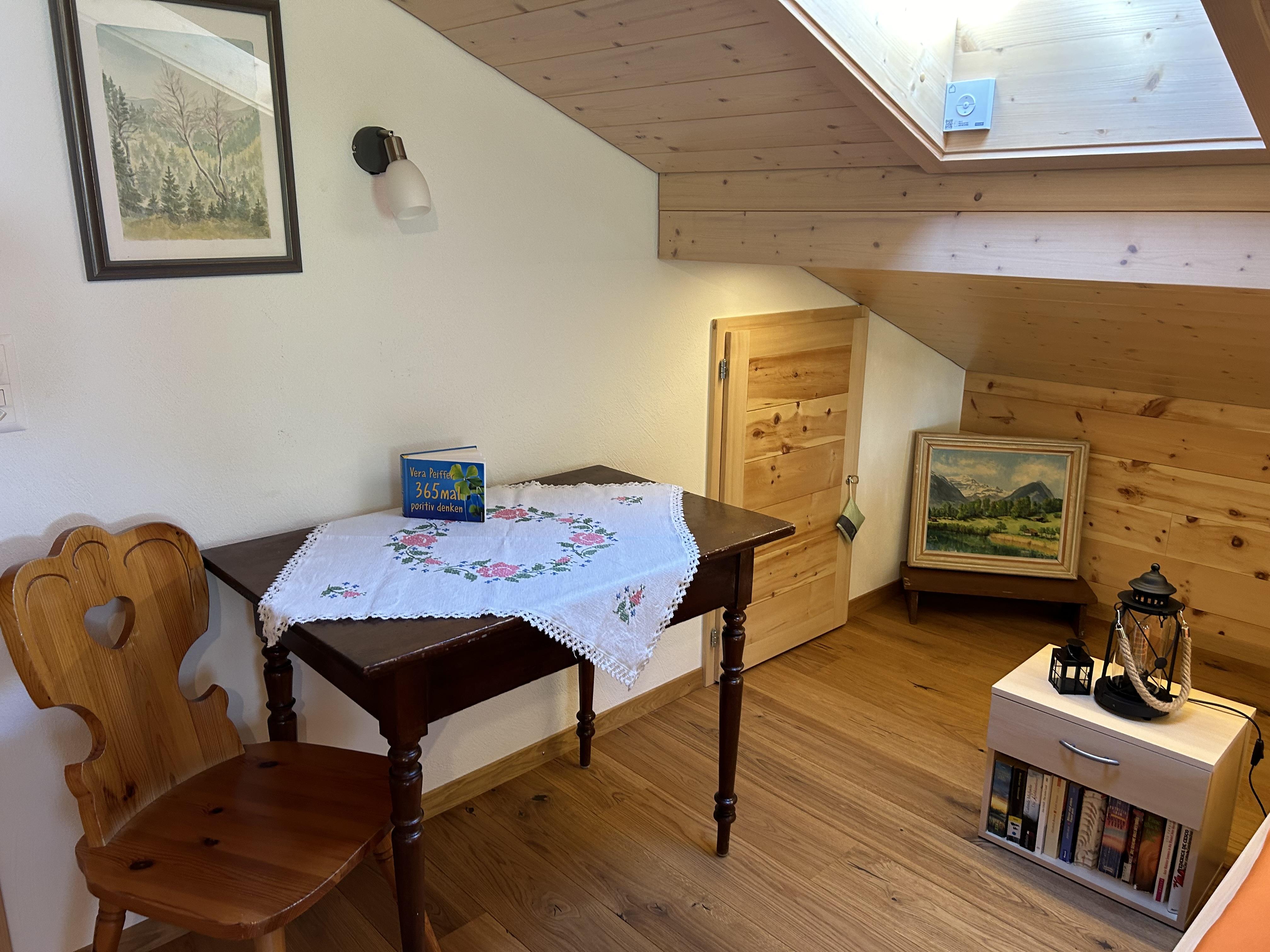 Tisch im Schlafzimmer Tisch im Schlafzimmer