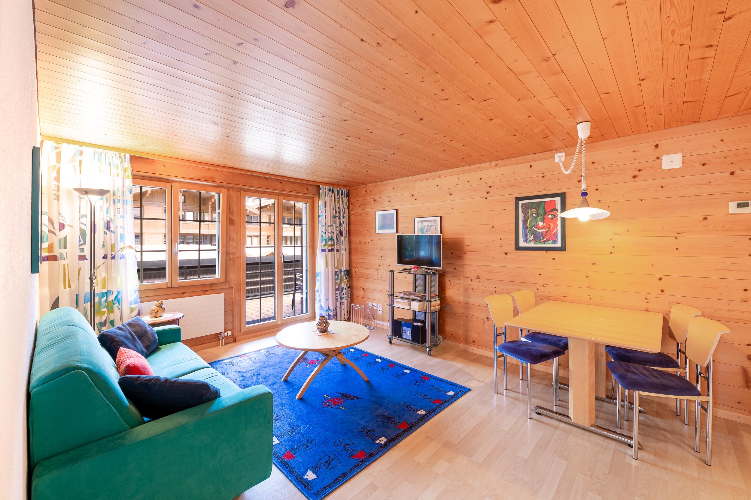 Wohn- und Esszimmer mit Ausziehsofa Wohn- und Esszimmer mit Ausziehsofa