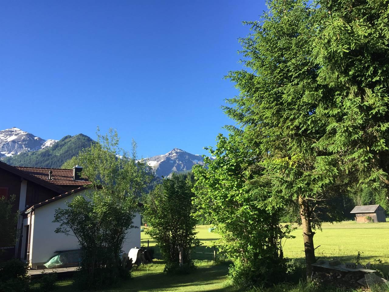 Blick_vom_Sitzplatz_aus_in_die_Berge Blick_vom_Sitzplatz_aus_in_die_Berge