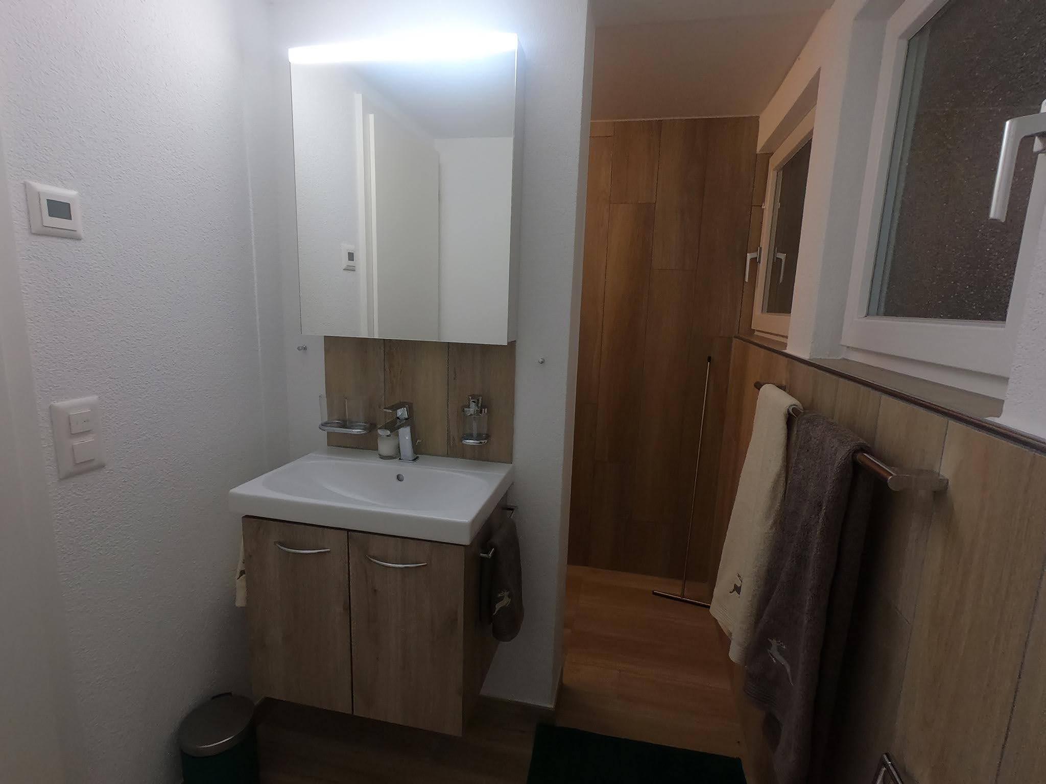 Lavabo, Durchgang Dusche Lavabo, Durchgang Dusche