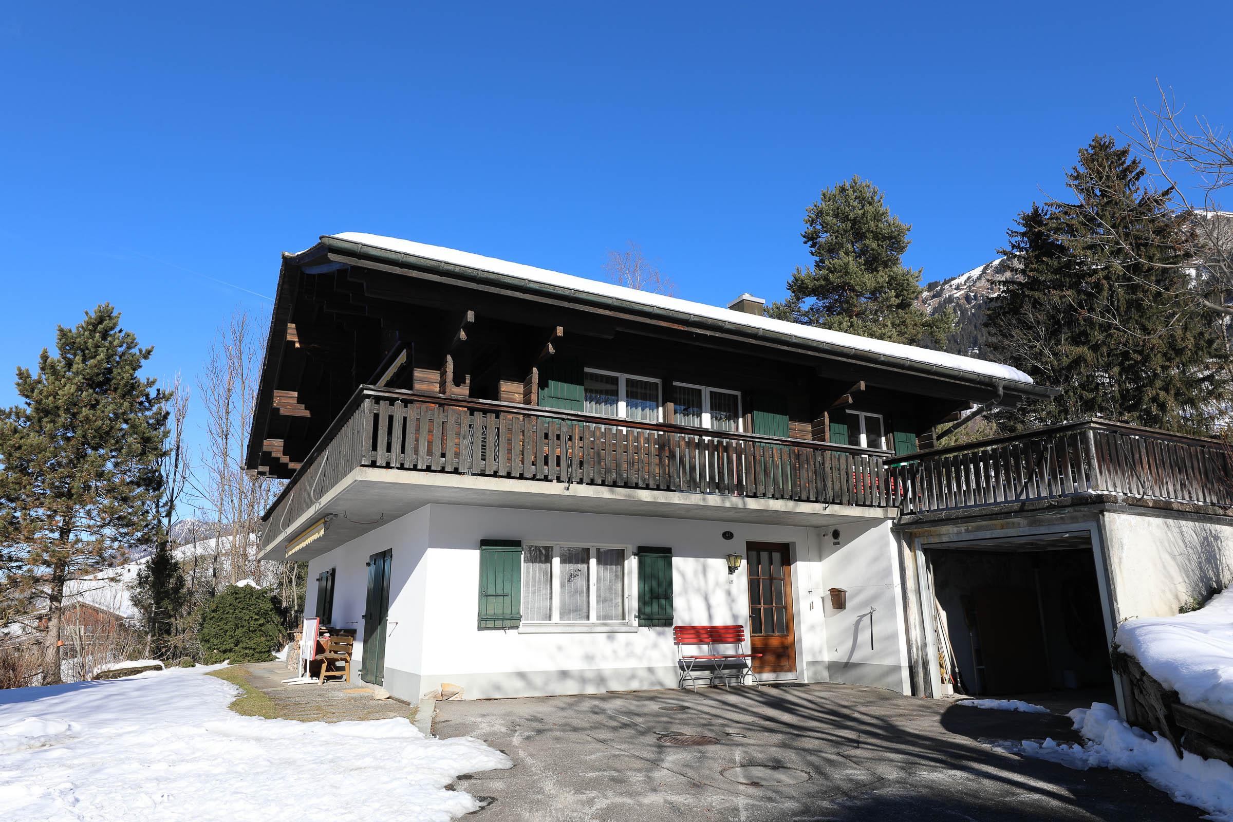 Der Parkplatz vor dem Chalet Der Parkplatz vor dem Chalet